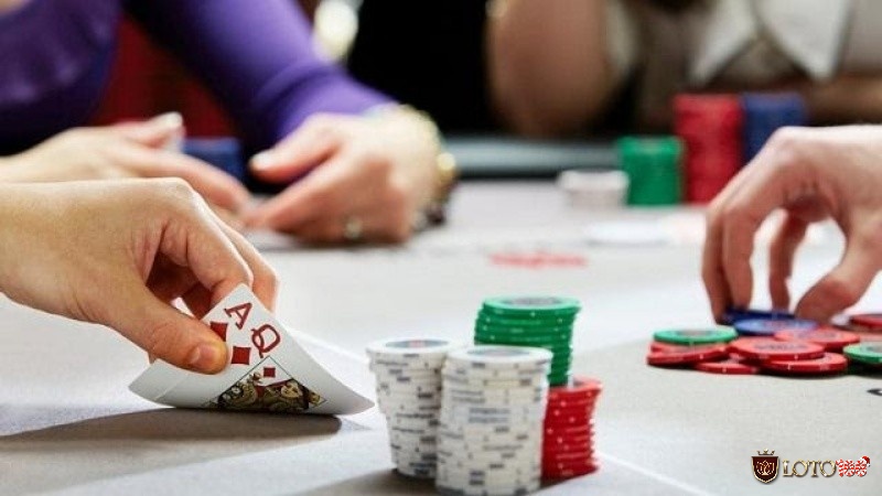Các thành viên tham gia đánh bài Poker sẽ được phát hai là bí mật