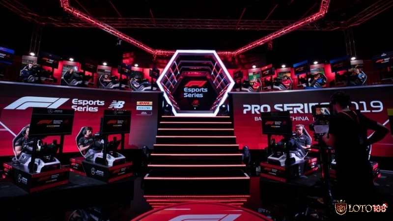 Sự kiện esports đua xe chuyên nghiệp với dàn máy mô phỏng, tay đua và màn hình lớn hiển thị giải đua trực tiếp game đua xe trên pc