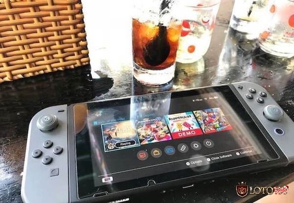 Người chơi đang thư giãn với Nintendo Switch cùng bạn bè tại quán cà phê