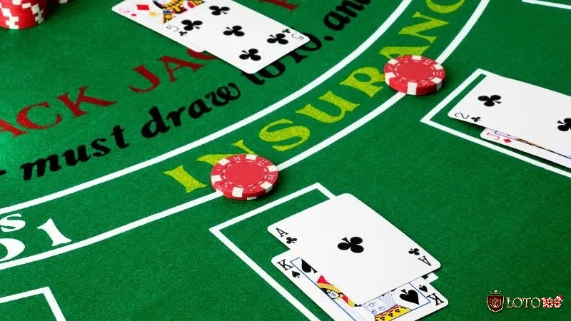 Gần nút Dealer, quyền lực hơn, nhiều thông tin hơn, nhiều chiêu trò hơn