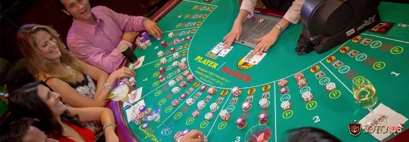 Minh họa ba cửa cược chính: Player, Banker và Tie trên bàn Baccarat.