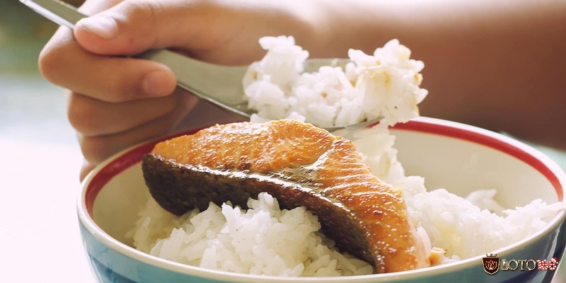 Chiêm bao thấy bản thân đang ăn cá ám chỉ sự thuận lợi 