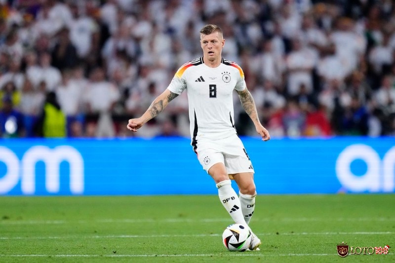 Toni Kroos, nghệ nhân chuyền bóng đỉnh cao của bóng đá Đức, luôn hiện diện trong danh sách top tiền vệ hay nhất Euro với lối chơi điềm tĩnh và chính xác như lập trình