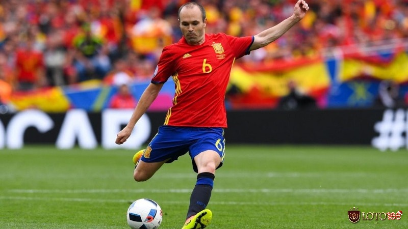 Andrés Iniesta, huyền thoại Tây Ban Nha, luôn nằm trong top tiền vệ hay nhất Euro nhờ lối chơi thông minh và đầy tinh tế