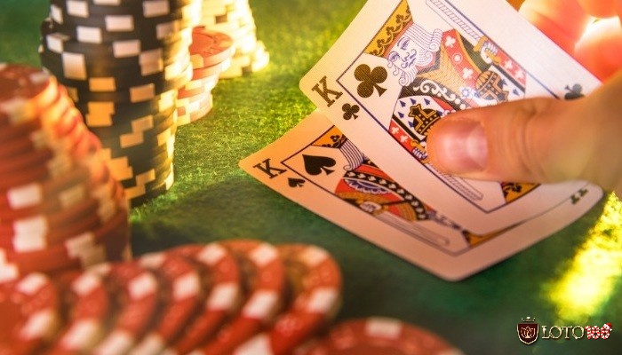 Để hiểu rõ hơn về triple barrel poker là gì trong thực tế, chúng ta hãy xem xét một tình huống cụ thể