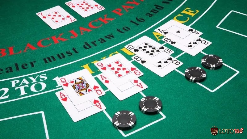 Blackjack tự nhiên là khi 2 lá đầu gồm Át (11 điểm) và lá 10 điểm, thắng mọi bộ 21 điểm khác với tỷ lệ thưởng 3:2