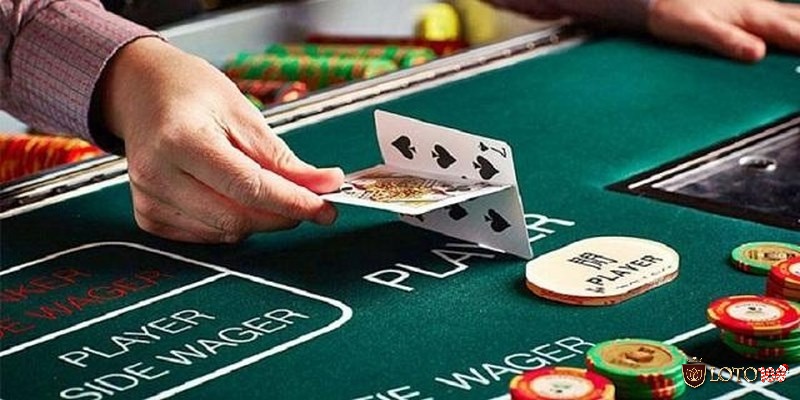 Tìm hiểu trò chơi xì tố với bộ bài Tây 52 lá, nơi thứ hạng các bộ bài từ Sảnh đồng chất đến Mậu thầu quyết định thắng bại mỗi ván