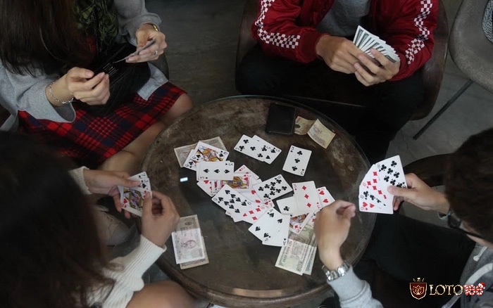 Giá trị văn hóa lâu đời của các trò chơi bài lá trong sinh hoạt cộng đồng người Việt.